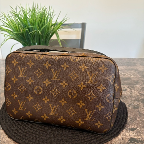 Louis Vuitton Neonoe - Picture 12 of 14